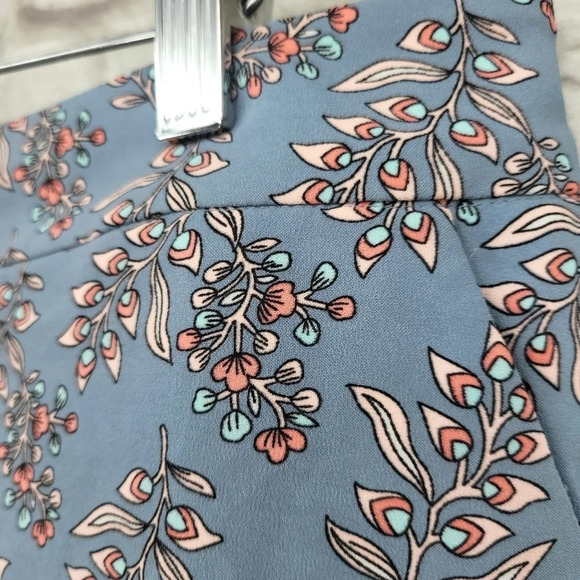 LOFT OUTLET NWT Floral Pull On Shorts Sz Large - Picture 2 of 10